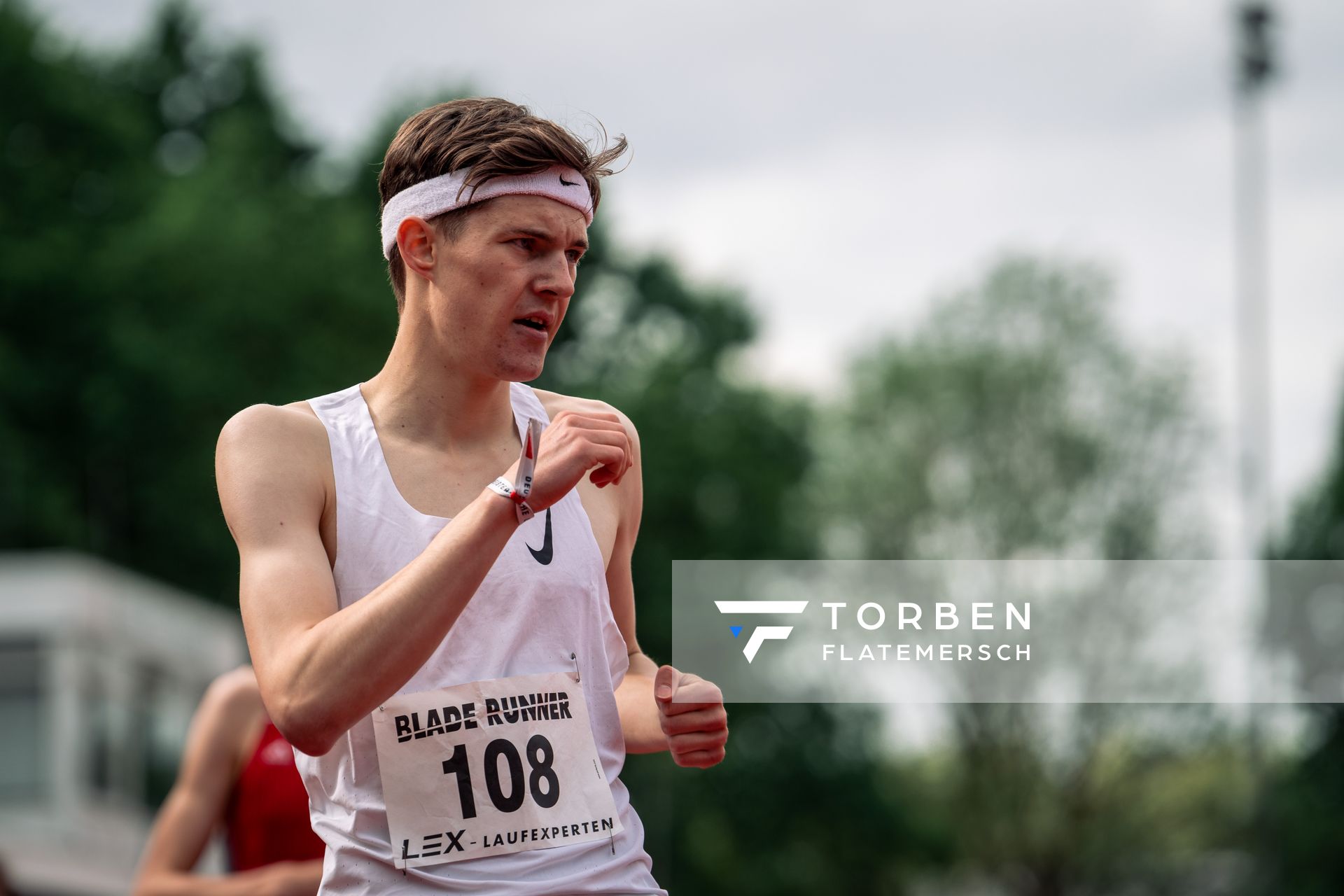 Tom Schroeder (LG Wedel-Pinneberg) nach den 800m am 14.05.2022 beim Nationalen Leichtathletik-Meeting im Erika-Fisch-Stadion in Hannover
